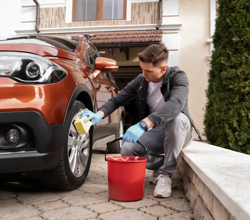 Lavage auto à domicile Sainte-Marie-de-Gosse : professionnel intervenant sur un véhicule